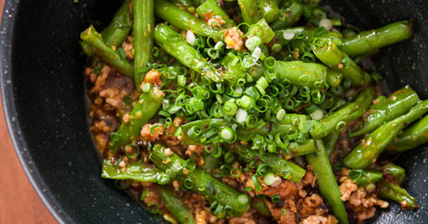 CHILI GARLIC BEEF WITH CHINESE LONG BEANS