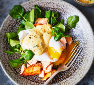 poached egg with hot smoked salmon